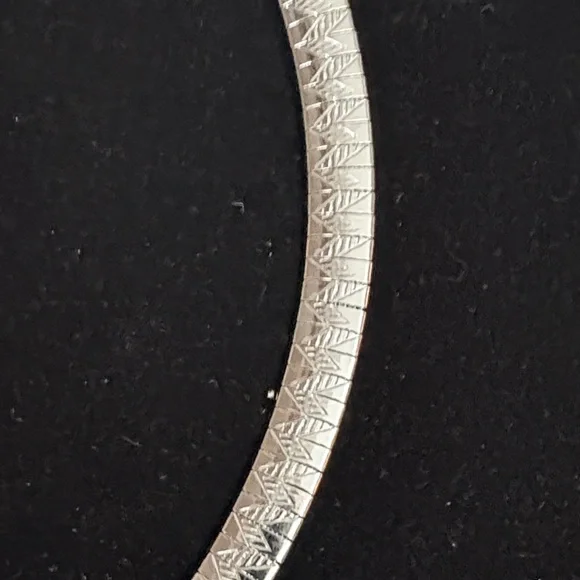 Elegant Silver Necklace with Pendant - Picture 3 of 8